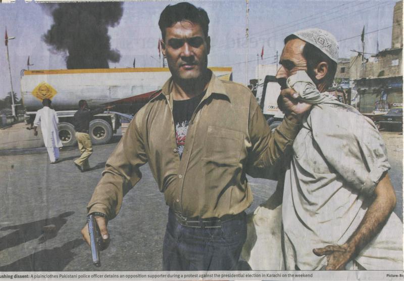 A great picture of Pakistani police in action